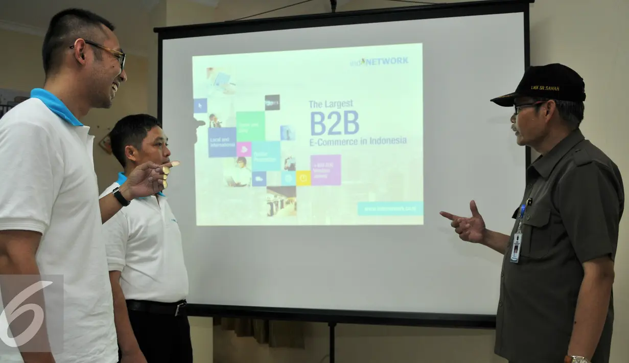 Business Development Indonetwork, Wisnu Purnama Aji dan Slamat Setiawan saat menerangkan program kepedulian Indonetwork kepada perwakilan instansi lembaga masyarakat, Jakarta, Selasa (19/1). (Liputan6.com/Yoppy Renato)