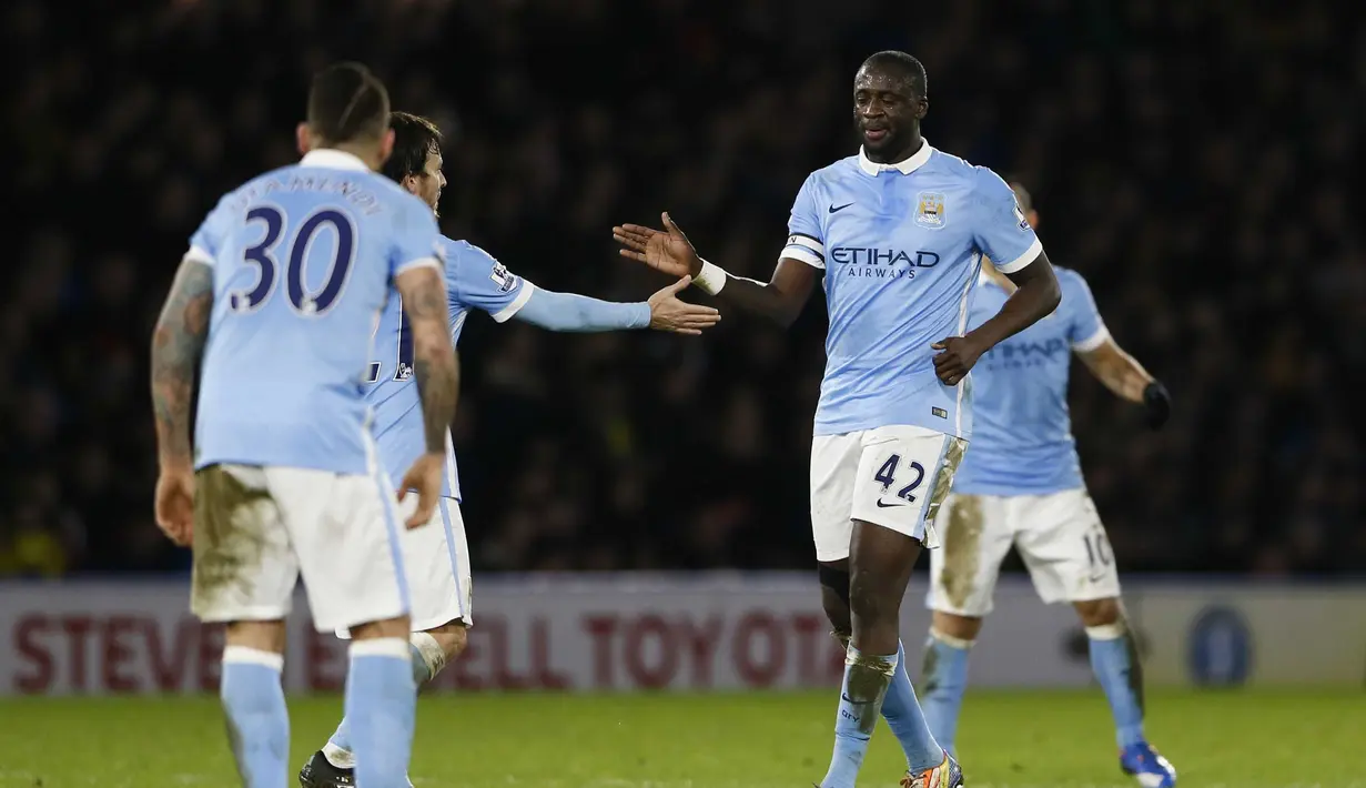 Yaya Toure merayakan golnya bersama rekan-rekannya pada lanjutan Liga Premier Inggris di Stadion Vicarage Road, Inggris, Minggu (3/1/2016) dini hari WIB. Manchester City menang 2-1. (Reuters/Stefan Wermuth)