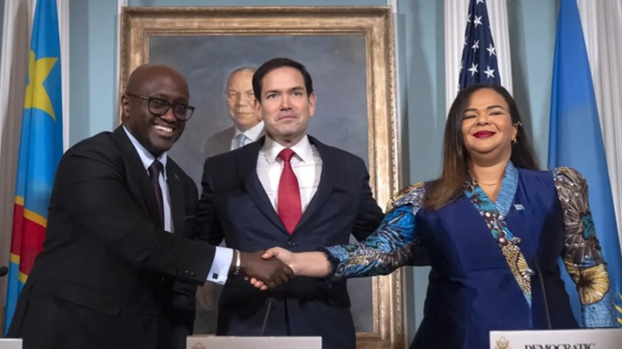 Menlu Amerika Serikat Marco Rubio (tengah) bersama Menlu Rwanda Olivier Nduhungirehe (kiri) dan Menlu Republik Demokratik Kongo Therese Kayikwamba Wagner (kanan) berjabat tangan usai menandatangani perjanjian damai di Kemlu AS, Jumat (27/6).