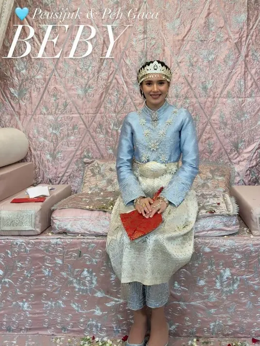 Penampilannya disempurnakan dengan pulasan makeup flawless dalam rona pink yang segar.  [@cutmaryln.collection].