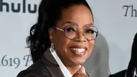 Oprah Winfrey menghadiri pemutaran perdana The 1619 Project di Academy Museum of Motion Pictures, Los Angeles, California, Amerika Serikat, 26 Januari 2023. Bintang media itu menata rambut hitamnya menjadi kuncir kuda. (VALERIE MACON/AFP)