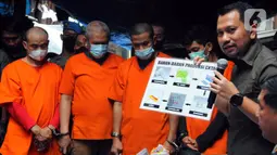 Kasubdit I Dittipidnarkoba Bareskrim Polri Kombes Pol. Kelvin Calvijn Simanjuntak menunjukkan gambar saat konferensi pers kasus rumah industri narkoba di pemukiman padat penduduk Kampung Rawa, Johar Baru, Jakarta Pusat, Selasa (7/2/2023). Polisi mengungkap laboratorium pembuatan narkotika jenis ekstasi dan menetapkan empat tersangka dalam kasus ini. (merdeka.com/Imam Buhori)