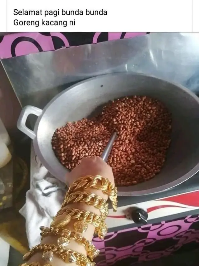 10 Momen Emak-Emak Pamer Perhiasan Ini Bikin Tepuk Jidat