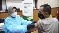 Personel Polda Metro Jaya dan tenaga kesehatan yang bertugas sebagai pemberi vaksin atau vaksinator mendapatkan perlindungan imun tubuh.