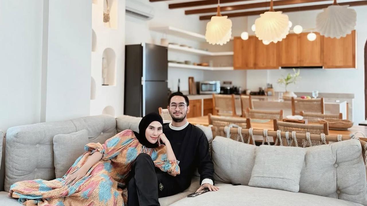 Potret Mesra Syahnaz Sadiqah saat Dampingi Jeje Govinda, Makin Disorot Netizen Usai Ditetapkan Jadi Ibu Pejabat