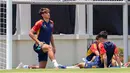 Ekspresi pemain Timnas Spanyol U-17, Marc Guiu (kiri), saat melakukan peregangan otot bersama rekannya dalam menjalani latihan dibawah sinar terik matahari yang berlangsung di Lapangan Sriwaru, Kecamatan Laweyan, Kota Solo, Rabu (8/11/2023). (Bola.com/Radifa Arsa)