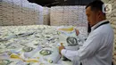 Bantuan beras ini berasal dari cadangan beras pemerintah (CBP) di Gudang Bulog, yang diharapkan bisa menekan inflasi beras di dalam negeri akibat fenomena alam El Nino. (merdeka.com/Imam Buhori)