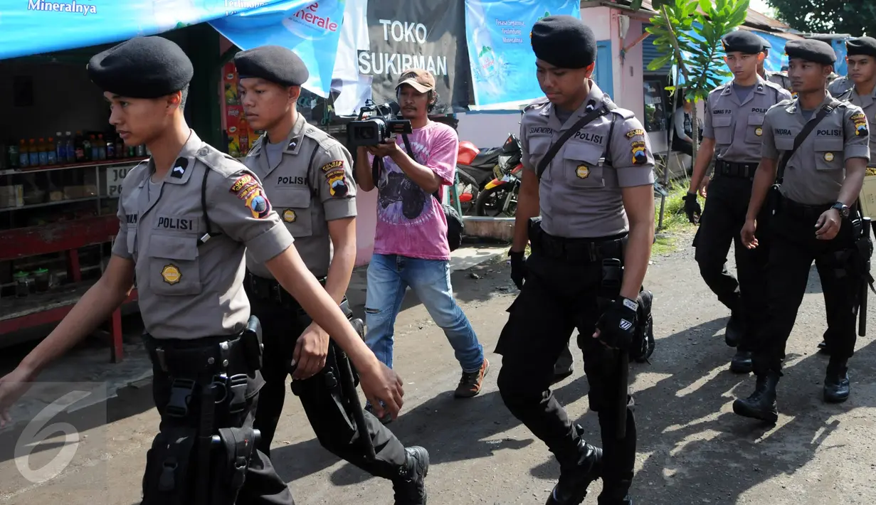 Petugas kepolisian berjalan ke lokasi pengamanan di area Dermaga Wijayapura, Cilacap, Jateng, Rabu (27/7). Kepolisian Daerah Jawa Tengah menyiagakan 1450 personel untuk pengamanan eksekusi mati tahap III di Lapas Nusakambangan. (Liputan6.com/Helmi Afandi)