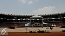 Bentuk panggung konser bertajuk 'Bon Jovi Live Jakarta' di bagian sisi stadion Gelora Bungkarno, Jakarta, Minggu (6/9/2015). Band Rock asal Amerika Serikat ini akan tampil di Jakarta pada Jumat 11 September mendatang. (Liputan6.com/Johan Tallo)