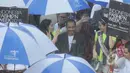Walau sempat hujan, Sunday Dress Up 2015 tetap berjalan seru. Menteri Pariwisata, Dr.Ir. Arief Yahya cukup semangat mengikuti acara itu, Bundaran HI, Jakarta, Minggu (1/2/2015). (Liputan6.com/Herman Zakharia)