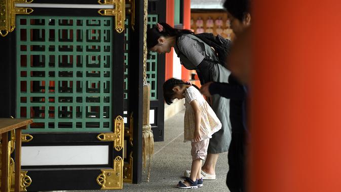 Pengunjung memberikan penghormatan di Kuil Ikuta di pusat Kobe (5/10/2019). Kuil, dengan sejarah lebih dari 1.800 tahun ini dikatakan sebagai salah satu kuil tertua di Jepang. (AFP Photo/Monteforte)