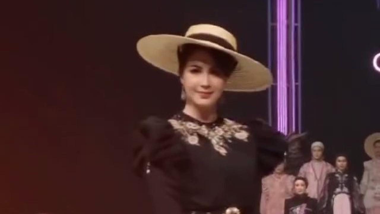 Deretan Foto Arumi Bachsin saat Tampil di Catwalk, Penampilannya Bak Bangsawan Eropa