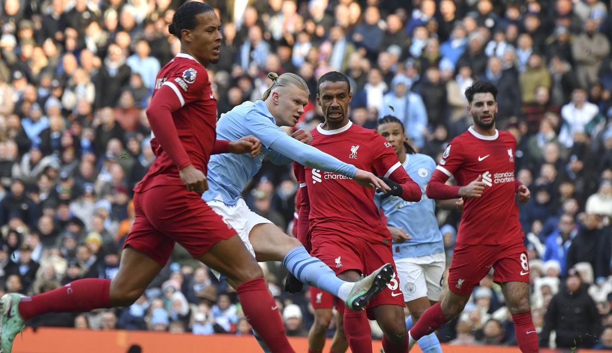 Striker Manchester City, Erling Haaland (tengah) melepaskan tendangan yang menghasilkan gol ke gawang Liverpool pada laga pekan ke-13 Liga Inggris 2023/2024 di Etihad Stadium, Manchester, Sabtu (25/11/2023). (AP Photo/Rui Vieira)