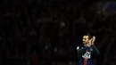 Ekspresi striker Paris Saint-Germain, Zlatan Ibrahimovic, setelah bertanding melawan Lyon dalam babak 16 besar Piala Prancis di Stadion Parc des Princes, Paris, (10/2/2016). (AFP/Franck Fife)