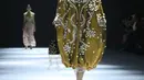 Koleksi ini juga menyajikan aneka dress dengan material silk shantung, serta kemeja pendek berbahan organdi. Semua busana menonjolkan permainan tekstur dan warna melalui penggunaan bordir dan manik yang memperkaya setiap tampilan. [Dok/Fimela/Adrian Utama P].