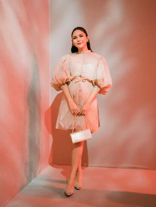 Saat hadiri show Sapto Djojokartiko, Jessica Mila tampil cantik dengan mini dress brokat warna dengan detail lengan balon.  [@jscmila]