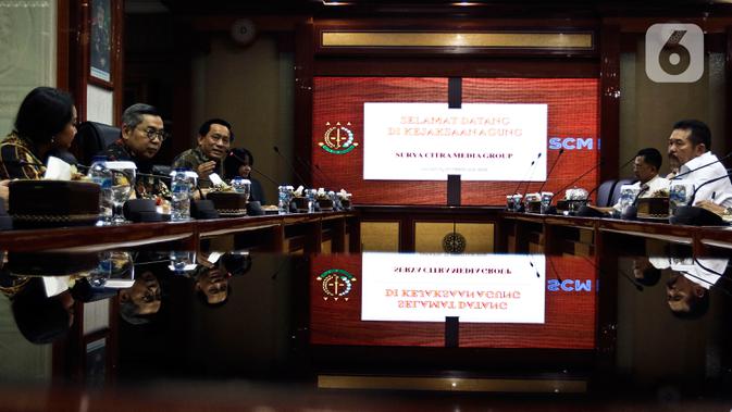 Suasana pertemuan jajaran EMTEK Group dan SCM dengan Jaksa Agung ST Burhanuddin di Kejaksaan Agung (Kejagung), Jakarta, Kamis (27/2/2020). Pertemuan tersebut dalam rangka silaturahim sekaligus membahas peranan media bagi masyarakat luas. (Liputan6.com/JohanTallo)