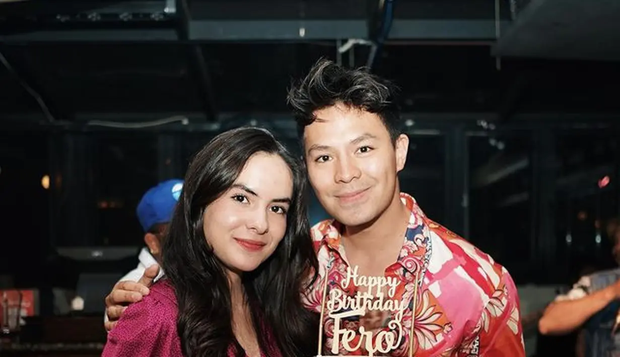 Di ulang tahun Fero, Steffi mengenakan satin dress maroon dan Fero mengenakan kemeja festive