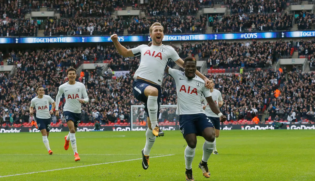 Pemain Tottenham Hostpur, Harry Kane (tengah) merayakan gol ke gawang Liverpool pada pekan kesembilan Liga Premier Inggris di Wembley, Minggu (22/10). Liverpool menelan pil pahit dipermalukan Tottenham Hotspur 1-4. (AP/Frank Augstein)