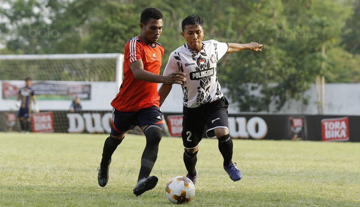 Pemain Universitas Negeri Malang (UM) berebut bola dengan pemain Politeknik Negeri Malang (Polinema) pada laga Torabika Campus Cup 2017 di Stadion UM, Malang, Rabu, (01/11/2017). UM menang 2-0 atas Polinema. (Bola.com/M Iqbal Ichsan)