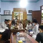 Pengasuh Pesantren Lirboyo KH Anwar Mansyur serta sejumlah kiai sepuh meminta seluruh kiai bisa bersama dengan Rais Aam KH Miftachul Ahyar. (Ist)