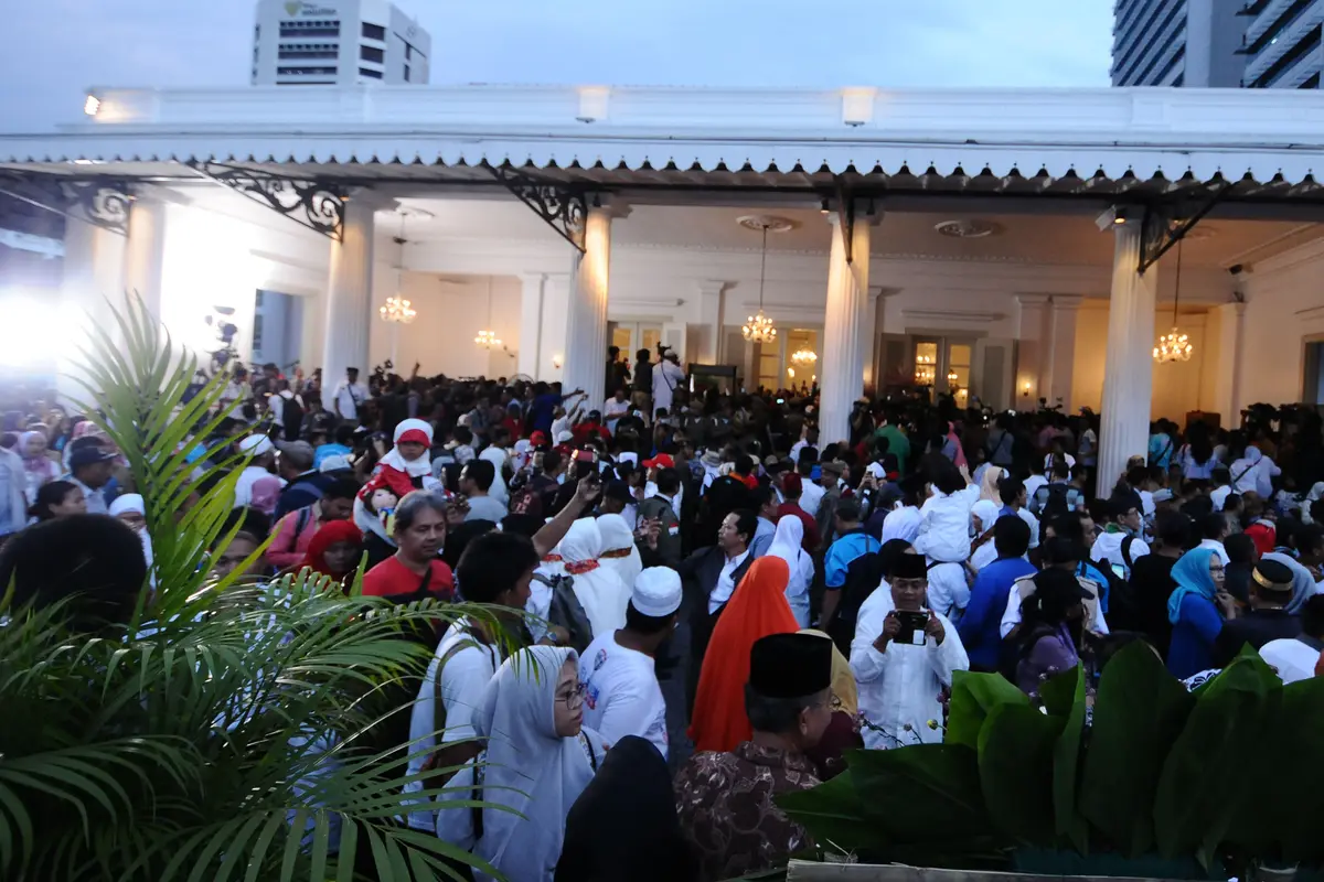 Warga Sambut Anies-Sandi di Balai Kota Jakarta