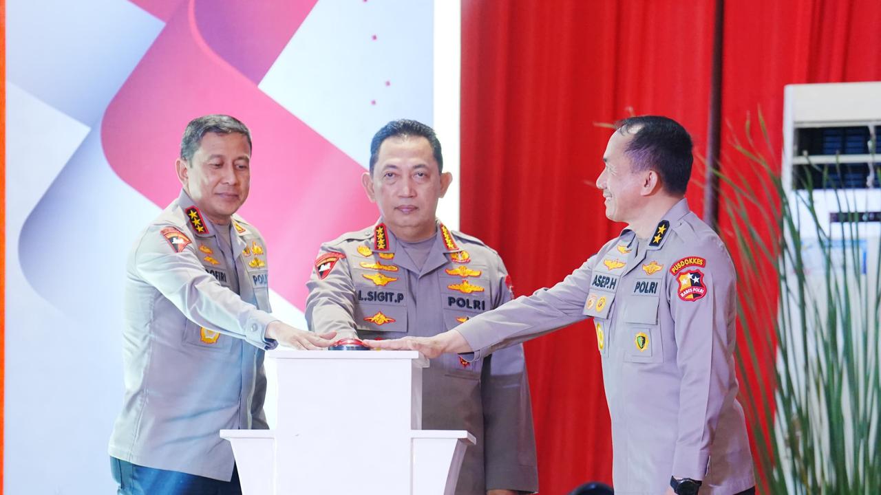 Kapolri Jenderal Listyo Sigit Prabowo menghadiri kegiatan Bakti Kesehatan di Polres Metro Bekasi, Senin (16/6/2025).