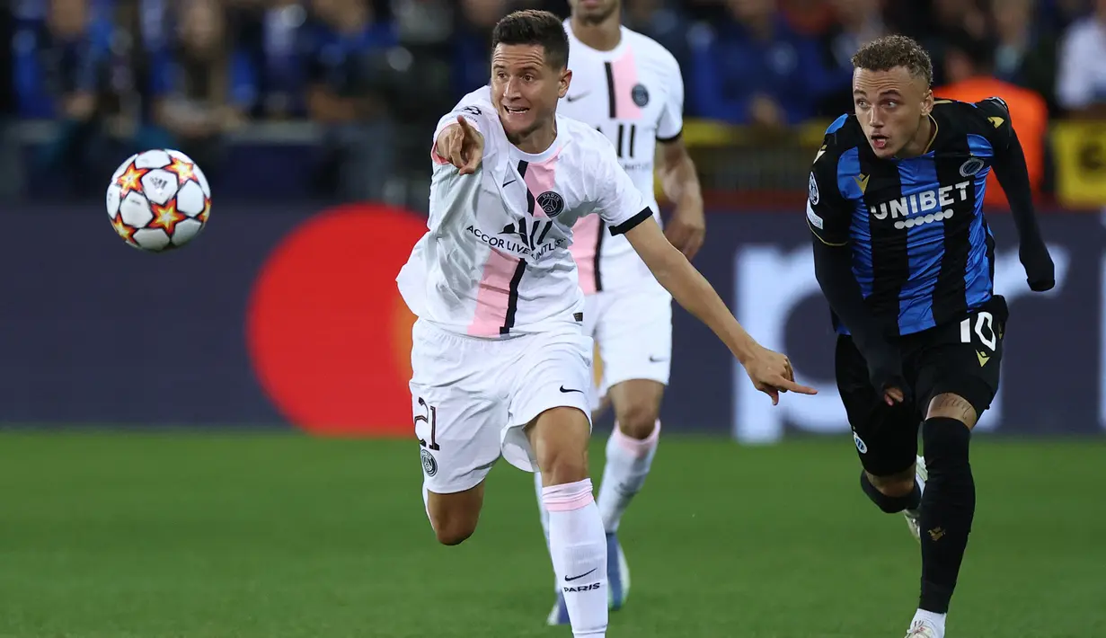 Memasuki babak kedua, Brugge langsung mengancam gawang PSG. Noa Lang mampu menerobos pertahanan PSG dan melepaskan tembakan dari sudut sempit yang masih dapat dihentikan Keylor Navas. (Foto: AFP/Kenzo Tribouillard)