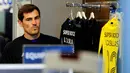 Iker Casillas saat berkunjung ke FC Porto Store  di Stadion Dragao, Porto, Portugal. (14/7/2015). (AP Photo/Paulo Duarte)