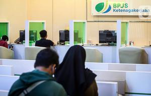 Nasabah melakukan pencairan dana Jaminan Hari Tua (JHT) di Kantor BPJS Ketenagakerjaan Cabang Sudirman, Jakarta, Selasa (15/2/2022). Nasabah masih dapat mencairkan dana JHT meski belum menginjak usia 56 tahun sebelum Permenaker Nomor 2 Tahun 2022 diberlakukan. (Liputan6.com/Faizal Fanani)