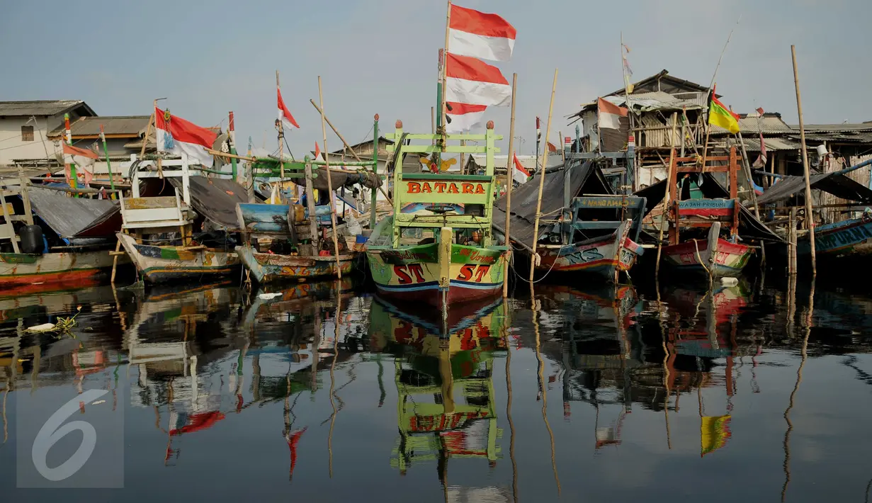 Deretan perahu nelayan bersandar di Kampung Dadap, Tangerang, Rabu (18/5). Rencananya, Pemerintah Kabupaten Tangerang akan melakukan penertiban kawasan tersebut pada akhir Mei 2016. (Liputan6.com/Gempur M Surya)