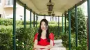 Pesona anggun Song Hye Kyo kian menyala dengan dress merah bergaya klasik. Dipadu dengan kalung dan anting berlian yang beri kesan mahal [@kyo1122]