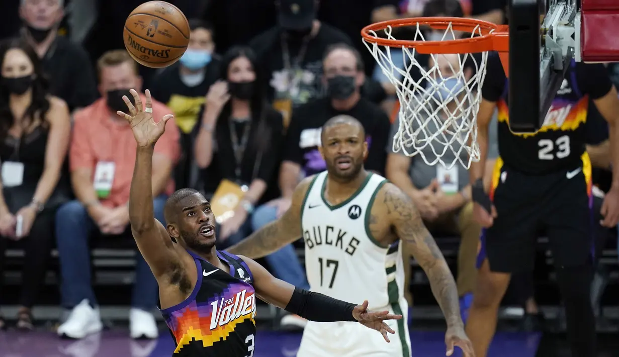 Chris Paul (kiri) tampil gemilang saat pertandingan Suns melawan Bucks pada Game 1 Final NBA 2021. Ia tercatat sebagai pencetak poin terbanyak Phoenix Suns dengan menyumbangkan 32 poin dan sembilan assist. (Foto: AP/Ross D. Franklin)