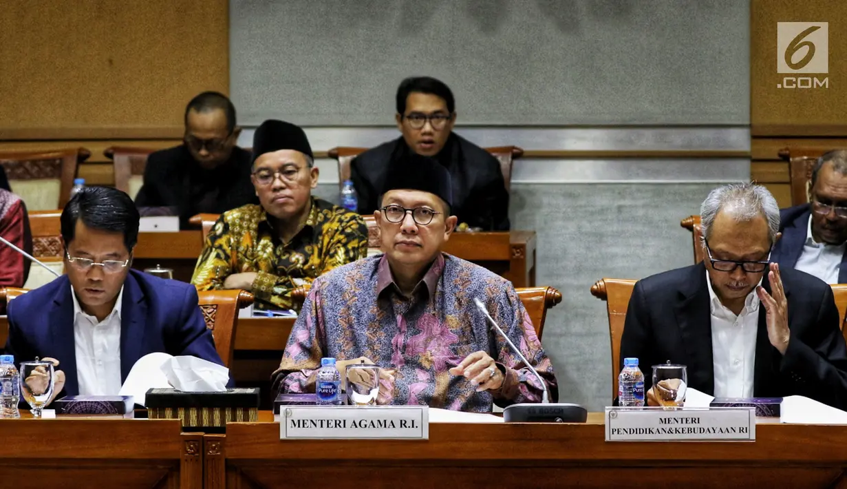 Menteri Agama Lukman Hakim Syaifuddin (tengah) mengikuti rapat kerja dengan Komisi VIII DPR di Kompleks Parlemen Senayan, Jakarta, Kamis (19/9/2019). Rapat tersebut menyepakati RUU Pesantren dan Pendidikan Keagamaan diubah menjadi RUU Pesantren. (Liputan6.conm/Johan Tallo)