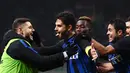 Para pemain Inter Milan merayakan gol Andrea Ranocchia (tengah) saat melawan Benevento pada lanjutan Serie A Italia di San Siro stadium, Milan, (24/2/2018). Inter menang 2-0. (AFP/Marco Bertorello)