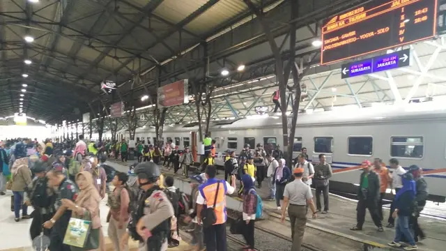 Suasana Stasiun Besar Purwokerto pada masa angkutan Natal dan tahun baru 2019 hari pertama, 20 Desember 2018. (Foto: Liputan6.com/KAI Daop 5 PWT/Muhamad Ridlo)