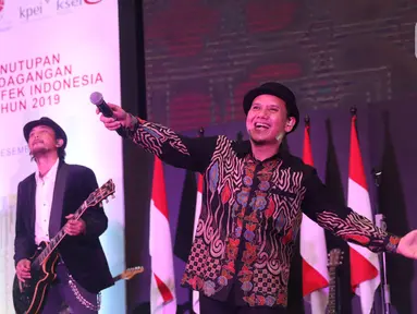 Vokalis Padi Reborn, Fadly dan Gitaris Piyu saat memeriahkan penutupan perdagangan bursa efek Indonesia tahun 2019 di BEI, Jakarta, Senin (30/12/2019). Padi Reborn menghibur para tamu undangan dalam penutupan perdagangan tersebut. (Liputan6.com/Angga Yuniar)