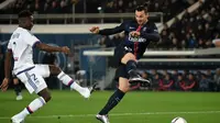 Bek Lyon, Mapou Yanga-Mbiwa (kiri) saat berduel dengan Zlatan Ibrahimovic, saat masih berseragam PSG, di ajang Ligue 1. (Soccerway). 