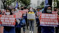 Massa yang tergabung dalam Front Perjuangan Rakyat (FPR) melakukan unjuk rasa di Jalan Gerbang Pemuda, Senayan, Jakarta, Jumat (14/8/2020). Dalam aksinya mereka menolak rencana pengesahan RUU Cipta Kerja atau omnibus law. (Liputan6.com/Faizal Fanani)