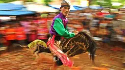 makaton, Somagede, Banyumas, Jateng, Rabu (25/4). Acara tersebut menampilkan kompilasi dari seluruh budaya asli Banyumas yang sering dipentaskan menjelang atau sesudah panen. (Antara)