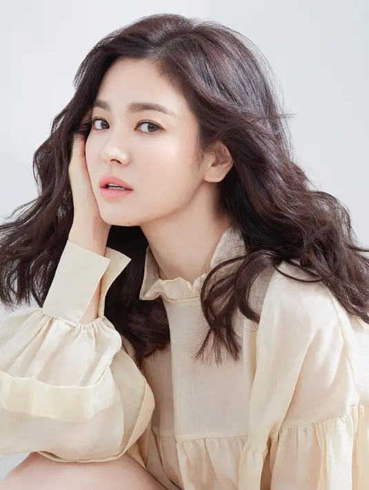 Mantan istri Song Joong Ki ini beberapa waktu lalu menjalani wawancara dengan majalah W Korea. Dalam sesi wawancaranya tersebut, ia menceritakan peran penting perhiasan yang dipakai seseorang. (Instagram/kyo1122)