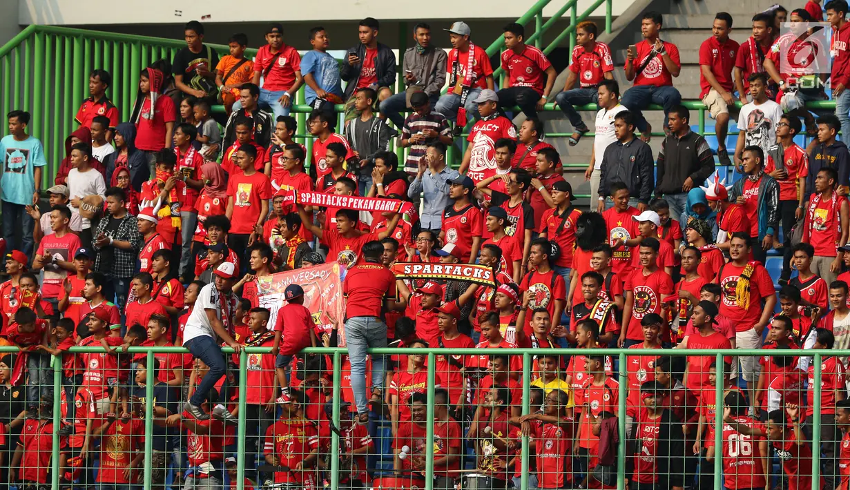 Suporter Semen Padang membentangkan syal usai menyaksikan laga timnya melawan Bhayangkara FC di lanjutan Liga 1 Indonesia di Stadion Patriot Candrabhaga, Bekasi, Sabtu (20/5). Semen Padang kalah 0-1. (Liputan6.com/Helmi Fithriansyah)