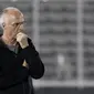 Pelatih Filipina, Sven-Goran Eriksson, mengamati anak asuhnya saat latihan di Stadion Madya Senayan, Jakarta, Selasa (22/11). Latihan ini persiapan jelang laga Piala AFF 2018 melawan Indonesia. (Bola.com/Yoppy Renato)