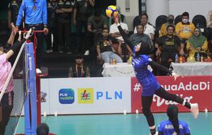 Megawati Hangestri Pertiwi dari Jakarta Pertamina Fastron mencoba spike pada laga final four PLN Mobile Proliga 2023 melawan Gresik Petrokimia Pupuk Indonesia di GOR Tridharma Gresik, Jumat (24/2/2023). (foto: Proliga)