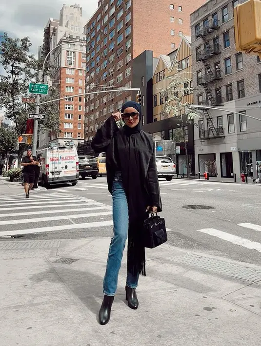 Menjelma jadi cewek mamba, Olla Ramlan memadukan nuansa hitam dengan jeans. Ia mengenakan atasan dengan lengen terompet yang juga memiliki potongan asimetris di bagian bawah. Dipadukan dengan celana jeans dan sepatu boots yang trendi. (instagram/ollaramlan)