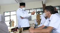 Wakil Gubernur Jawa Barat Uu Ruzhanul Ulum saat meninjau pelaksanaan pembelajaran tatap muka (PTM) secara terbatas di SMA Negeri 10, SMA Negeri 4, dan SMA Negeri 5 Kota Tasikmalaya, Senin (20/9/2021). (Foto: Biro Adpim Jabar)