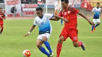 Eks stoper Persib yang kini bermain di Persis Solo, Yudi Khoerudin (kanan/merah), bakal jadi kapten saat Persis menjamu Persika, Minggu (31/7/2016). (Bola.com/Romi Syahputra)