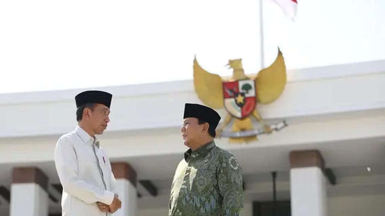 Kembali ke Istana, Jokowi Sambut Kedatangan Prabowo