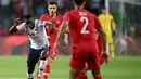 Gelandang Prancis, Blaise Matuidi, berusaha melewati pemain pada laga kualifikasi Piala Eropa 2020 di Stadion Buyuksehir Belediyesi, Minggu (9/6). Turki menang 2-0 atas Prancis. (AFP/Bulent Kilic)