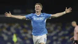Pemain Napoli, Scott McTominay, merayakan golnya ke gawang Como saat laga lanjutan Liga Italia 2024/2025 yang berlangsung di Stadion Diego Armando Maradona, Naples, Italia, Jumat (04/10/2024) WIB. (AP Photo/LaPresse/Alessandro Galofaro)
